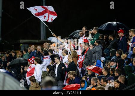 Venlo, Niederlande. September 2024. VENLO, NIEDERLANDE - 9. SEPTEMBER: Fans der georgischen U23 mit einer Flagge während des Qualifikationsspiels der UEFA U23-Europameisterschaft zwischen den Niederlanden U23 und Georgien U23 im Stadion de Koel am 9. September 2024 in Venlo, Niederlande. (Foto: Broer van den Boom/Orange Pictures) Credit: Orange Pics BV/Alamy Live News Stockfoto