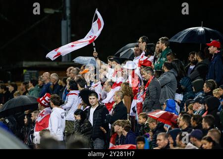 Venlo, Niederlande. September 2024. VENLO, NIEDERLANDE - 9. SEPTEMBER: Fans der georgischen U23 mit einer Flagge während des Qualifikationsspiels der UEFA U23-Europameisterschaft zwischen den Niederlanden U23 und Georgien U23 im Stadion de Koel am 9. September 2024 in Venlo, Niederlande. (Foto: Broer van den Boom/Orange Pictures) Credit: Orange Pics BV/Alamy Live News Stockfoto