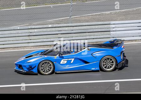 Nürburg, Deutschland - Nürburgring - FRD-Runde 2024 Ferrari Challenge Europe. Blauer Ferrari FXX K #67 verlässt die Boxengasse. Stockfoto