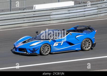 Nürburg, Deutschland - Nürburgring - FRD-Runde 2024 Ferrari Challenge Europe. Blauer Ferrari FXX K #67 verlässt die Boxengasse. Stockfoto