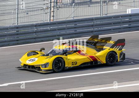 Nürburg, Deutschland - Nürburgring - FRD-Runde 2024 Ferrari Challenge Europe. Gelber Ferrari 499P Modificata #19 verlässt die Boxengasse. Stockfoto