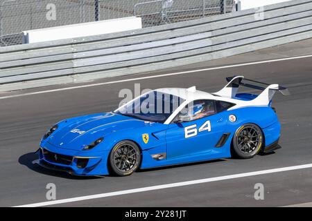 Nürburg, Deutschland - Nürburgring - FRD-Runde 2024 Ferrari Challenge Europe. Blauer Ferrari 599XX Evo #64 verlässt die Boxengasse. Stockfoto