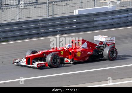 Nürburg, Deutschland - Nürburgring - FRD-Runde 2024 Ferrari Challenge Europe. Der rote Formel 1 Ferrari F2012 verlässt die Boxengasse. Stockfoto