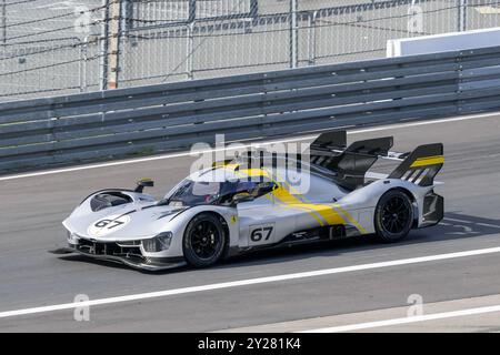 Nürburg, Deutschland - Nürburgring - FRD-Runde 2024 Ferrari Challenge Europe. Der graue Ferrari 499P Modificata #67 verlässt die Boxengasse. Stockfoto