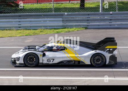 Nürburg, Deutschland - Nürburgring - FRD-Runde 2024 Ferrari Challenge Europe. Der graue Ferrari 499P Modificata #67 verlässt die Boxengasse. Stockfoto