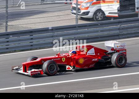 Nürburg, Deutschland - Nürburgring - FRD-Runde 2024 Ferrari Challenge Europe. Der rote Formel 1 Ferrari F2012 verlässt die Boxengasse. Stockfoto