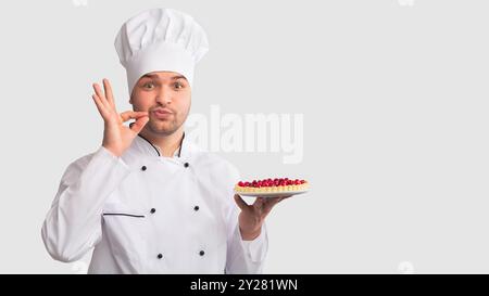 Chef Man Holding Pie Gesturing Zip Ihre Lip, Weißer Hintergrund Stockfoto