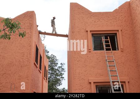 Erster Jahrestag des Erdbebens vom 8. September 2023 in Marokko: Wiederaufbau und Restaurierung des Teils des Imlil Primary sc in vier Monaten Stockfoto