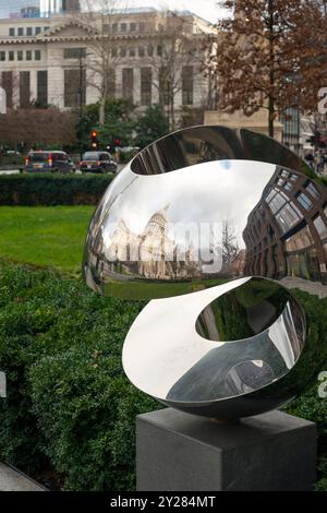 Moderne Skulptur Amicale aus poliertem Edelstahl von Paul Mount als öffentliche Kunst in den Carter Lane Gardens in London, England, Großbritannien Stockfoto