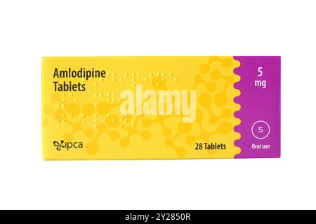 Eine Schachtel mit 28 5-mg-Amlodipin-Blutdrucktabletten. Stockfoto