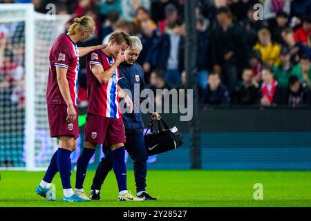 Oslo 20240909. Martin Odegaard wird nach einem Überschritt beim Nationalliga-Fußballspiel zwischen Norwegen und Österreich im Ullevaal-Stadion unterstützt. Foto: Fredrik Varfjell / NTB Stockfoto