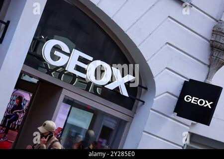 Schriftzug / Logo des Unternehmens GEOX am 09.09.2024 in München. Die Geox S.p.A. ist ein börsennotiertes italienisches Modeunternehmen mit Sitz in Montebelluna. Das Unternehmen ist bekannt für die unter der Marke Geox vertriebenen Schuhe. *** Logo der Firma GEOX am 09 09 2024 in München Geox S p A ist ein börsennotiertes italienisches Modeunternehmen mit Sitz in Montebelluna das Unternehmen ist bekannt für die unter der Marke Geox xMSx verkauften Schuhe Stockfoto