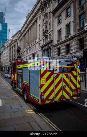 Das Londoner Feuerwehrauto ist auf Ruf. Feuerwehrauto der Londoner Feuerwehr im Finanzviertel der City of London. Stockfoto