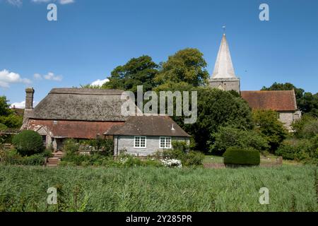 Clergys House und St Andrews Church von den Wasserwiesen in Alfriston, East Sussex, England Stockfoto