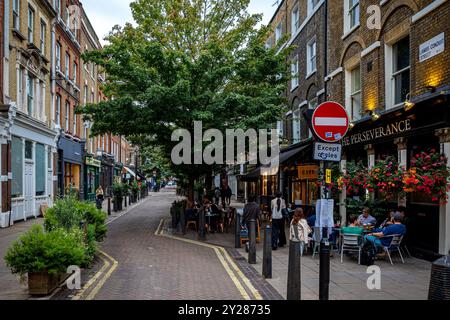 Lambs Conduit Street Holborn London. Die historische Straße hat ihren Namen nach dem Lambs Conduit, einem Staudamm aus der C16. Stockfoto