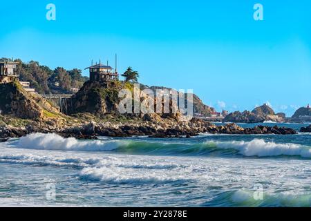 Kleine rustikale Sommerhütten auf dem Gipfel eines Felsens in der Stadt Quintay, Region Valparaiso, Chile Stockfoto