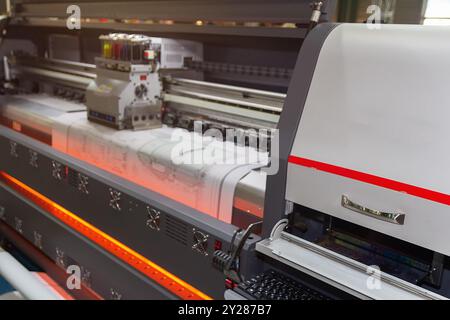 Large Format Printing Maschine in Betrieb. Industrie Stockfoto