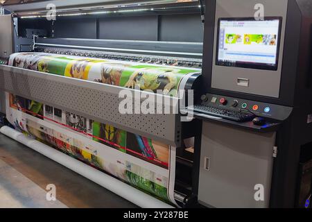 Large Format Printing Maschine in Betrieb. Industrie Stockfoto