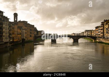 Blick auf den Fluss Arno bei Sonnenuntergang mit der Ponte Santa Trinita, voll mit Menschen am Ostermontag, Florenz, Toskana, Italien Stockfoto