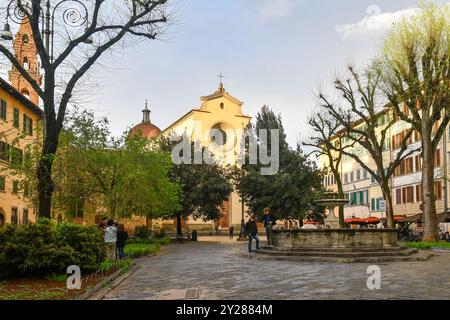 Blick auf die Piazza Santo Spirito mit dem Brunnen und der Basilika gleichen Namens, im Oltrarno im Frühling, Florenz, Toskana, Italien Stockfoto