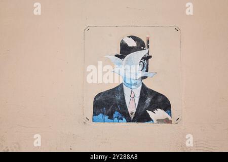 Street Art von Blub inspiriert von man in einem Bowler Hut von René Magritte, Florenz, Toskana, Italien Stockfoto