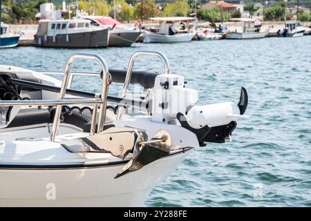 Segelboot Bug mit mantus Anker auf Meeresgewässern Hintergrund Stockfoto