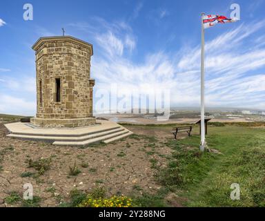 Der Compass Point Storm Tower und die RNLI-Flagge mit Blick auf die Mündung auf Efford Down, Bude, Cornwall, Großbritannien am 2. September 2024 Stockfoto