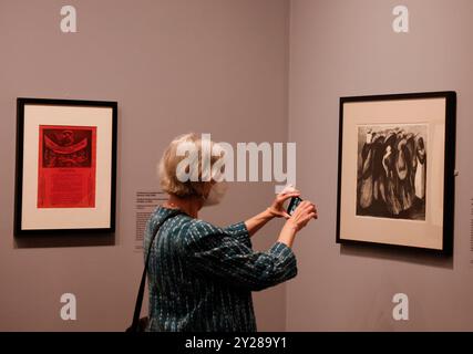 New York, Usa. September 2024. Mexikanische Drucke werden am Montag, den 9. September 2024 in New York City bei einer Pressevorschau mexikanischer Drucke im Vanguard in der Met Fifth Avenue ausgestellt. Die Ausstellung wird am 12. September für die Öffentlichkeit geöffnet und bis zum 5. Januar 2025 zu sehen sein. Foto: John Angelillo/UPI Credit: UPI/Alamy Live News Stockfoto