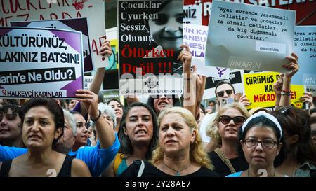 Protest gegen Mord an Narin Guran der Mord an Narin Guran, einem achtjährigen Mädchen, das heute zur Ruhe gelegt wurde, hat im ganzen Land große Trauer verursacht und wurde von verschiedenen Frauenplattformen protestiert. Die Untersuchung des Todes von Narin Guran, der am 21. August in Diyarbakir vermisst wurde und dessen leblose Leiche gestern in einem Fluss gefunden wurde, wird von der Generalstaatsanwaltschaft von Diyarbakir fortgesetzt. Im Rahmen der Untersuchung des Todes von Narin Guran wurden 24 Personen inhaftiert und ihr Onkel verhaftet. Izmir Konak Türkei Copyright: XIdilxToffolox DSC08797 Stockfoto