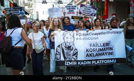 Protest gegen Mord an Narin Guran der Mord an Narin Guran, einem achtjährigen Mädchen, das heute zur Ruhe gelegt wurde, hat im ganzen Land große Trauer verursacht und wurde von verschiedenen Frauenplattformen protestiert. Die Untersuchung des Todes von Narin Guran, der am 21. August in Diyarbakir vermisst wurde und dessen leblose Leiche gestern in einem Fluss gefunden wurde, wird von der Generalstaatsanwaltschaft von Diyarbakir fortgesetzt. Im Rahmen der Untersuchung des Todes von Narin Guran wurden 24 Personen inhaftiert und ihr Onkel verhaftet. Izmir Konak Türkei Copyright: XIdilxToffolox DSC08864 Stockfoto