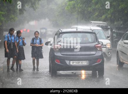 Neu-Delhi, Indien. September 2024. NOIDA, INDIEN – 9. SEPTEMBER: Pendler treten bei plötzlichen Regenfällen in Sektor 12 am 9. September 2024 in Noida, Indien aus. (Foto: Sunil Ghosh/Hindustan Times/SIPA USA) Credit: SIPA USA/Alamy Live News Stockfoto