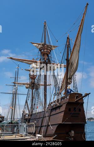 Die Nachbildung der Fregatte und die Touristenattraktion HMS Surprise liegt im San Diego Maritime Museum im sonnigen Kalifornien Stockfoto