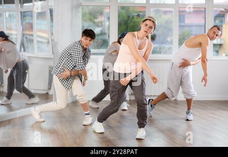 Hip-Hop-Tanz von einer Gruppe junger Tänzer im Tanzstudio Stockfoto