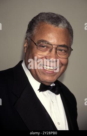 JAMES EARL JONES (* 17. Januar 1931 bis 9. September 2024) war ein US-amerikanischer Schauspieler, der für seine ikonischen Rollen als Stimmdarsteller und seine Theaterarbeit bekannt war. Im Laufe seiner Karriere erhielt er drei Tony Awards, zwei Emmy Awards und einen Grammy Award. Jones erlangte internationale Bekanntheit durch seine Rolle als Darth Vader in der Star Wars-Reihe, beginnend mit dem Originalfilm von 1977. DATEIFOTO: 1. September 1996, New York, New York, USA: Schauspieler JAMES EARL JONES bei der NATAS Party. (Kreditbild: © Nancy Kaszerman/ZUMA Press Wire) NUR REDAKTIONELLE VERWENDUNG! Nicht für kommerzielle ZWECKE! Stockfoto