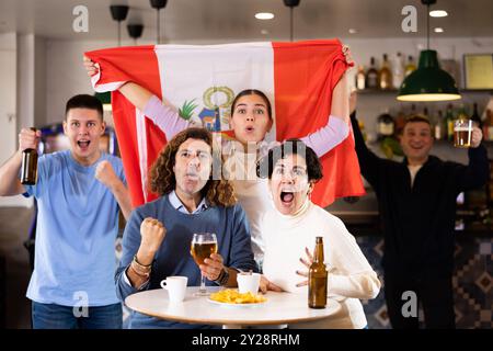 Begeisterte peruanische Fans schreien vor Freude in der Bierbar. Peruaner gewinnen Stockfoto