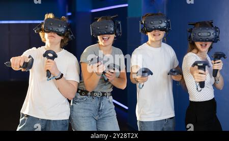 Frauen und Männer spielen Videospiele mit Virtual-Reality-Brillen Stockfoto