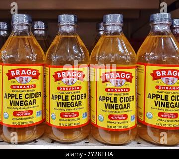 Houston, Texas USA 09-01-2024: Apple Cider Essig Glasflaschen Bragg Markenname. Stockfoto