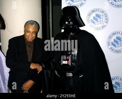 9. September 2024: James Earl Jones, gefeierter Schauspieler und Stimme von Darth Vader, starb im Alter von 93 Jahren. Jones' Vertreter Barry McPherson bestätigte den Tod des Schauspielers. Eine Todesursache wurde nicht bekannt gegeben. "Er ist heute Morgen umhergekommen, umgeben von seinen Lieben", sagte McPherson. "Er war ein großer Mann." Jones war ein gefeierter Star auf der Bühne und der Leinwand und gewann die Emmy, Grammy, Oscar und Tony Awards, aber später wurde seine unverwechselbare Stimme genauso berühmt wie sein normalerweise lächelndes Gesicht. DATEIBILD AUFGENOMMEN AM: 12. Mai 2002, New York, New York, USA; Schauspieler JAMES EARL JONES und Darth Vader Stockfoto