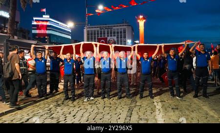 Izmir, Türkei. September 2024. Der Jahrestag der Befreiung von Izmir am 9. September, ein wichtiges Datum im türkischen Unabhängigkeitskrieg. Bei der Veranstaltung, bei der der 102. Jahrestag der Befreiung Izmirs von der feindlichen Besatzung gefeiert wurde, wurde eine 350 Meter hohe türkische Flagge von den Menschen getragen, die an der Fackelprozession teilnahmen. Quelle: İdil Toffolo/Alamy Live News Stockfoto