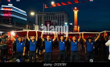 Izmir, Türkei. September 2024. Der Jahrestag der Befreiung von Izmir am 9. September, ein wichtiges Datum im türkischen Unabhängigkeitskrieg. Bei der Veranstaltung, bei der der 102. Jahrestag der Befreiung Izmirs von der feindlichen Besatzung gefeiert wurde, wurde eine 350 Meter hohe türkische Flagge von den Menschen getragen, die an der Fackelprozession teilnahmen. Quelle: İdil Toffolo/Alamy Live News Stockfoto