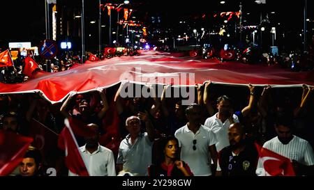 Izmir, Türkei. September 2024. Der Jahrestag der Befreiung von Izmir am 9. September, ein wichtiges Datum im türkischen Unabhängigkeitskrieg. Bei der Veranstaltung, bei der der 102. Jahrestag der Befreiung Izmirs von der feindlichen Besatzung gefeiert wurde, wurde eine 350 Meter hohe türkische Flagge von den Menschen getragen, die an der Fackelprozession teilnahmen. Quelle: İdil Toffolo/Alamy Live News Stockfoto