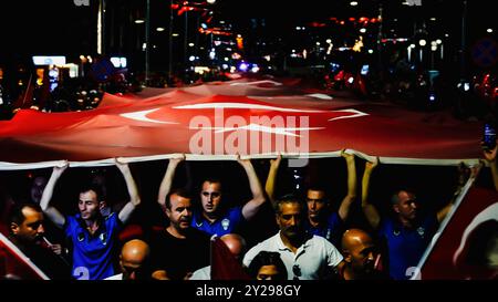 Izmir, Türkei. September 2024. Der Jahrestag der Befreiung von Izmir am 9. September, ein wichtiges Datum im türkischen Unabhängigkeitskrieg. Bei der Veranstaltung, bei der der 102. Jahrestag der Befreiung Izmirs von der feindlichen Besatzung gefeiert wurde, wurde eine 350 Meter hohe türkische Flagge von den Menschen getragen, die an der Fackelprozession teilnahmen. Quelle: İdil Toffolo/Alamy Live News Stockfoto