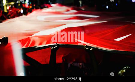 Izmir, Türkei. September 2024. Der Jahrestag der Befreiung von Izmir am 9. September, ein wichtiges Datum im türkischen Unabhängigkeitskrieg. Bei der Veranstaltung, bei der der 102. Jahrestag der Befreiung Izmirs von der feindlichen Besatzung gefeiert wurde, wurde eine 350 Meter hohe türkische Flagge von den Menschen getragen, die an der Fackelprozession teilnahmen. Quelle: İdil Toffolo/Alamy Live News Stockfoto