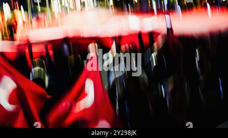 Izmir, Türkei. September 2024. Der Jahrestag der Befreiung von Izmir am 9. September, ein wichtiges Datum im türkischen Unabhängigkeitskrieg. Bei der Veranstaltung, bei der der 102. Jahrestag der Befreiung Izmirs von der feindlichen Besatzung gefeiert wurde, wurde eine 350 Meter hohe türkische Flagge von den Menschen getragen, die an der Fackelprozession teilnahmen. Quelle: İdil Toffolo/Alamy Live News Stockfoto