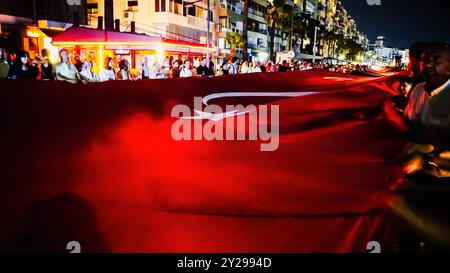 Izmir, Türkei. September 2024. Der Jahrestag der Befreiung von Izmir am 9. September, ein wichtiges Datum im türkischen Unabhängigkeitskrieg. Bei der Veranstaltung, bei der der 102. Jahrestag der Befreiung Izmirs von der feindlichen Besatzung gefeiert wurde, wurde eine 350 Meter hohe türkische Flagge von den Menschen getragen, die an der Fackelprozession teilnahmen. Quelle: İdil Toffolo/Alamy Live News Stockfoto