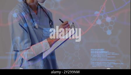 Bild des dna-Strangs mit Datenverarbeitung über afroamerikanische Ärztin, die Notizen macht Stockfoto
