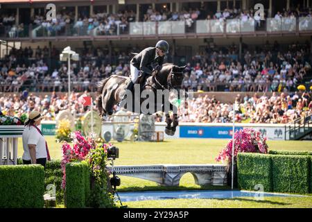 Calgary, Kanada - 8. September 2024. Kristaps Neretnieks aus Lettland und Riding Palladium KJV treten in der ersten Runde des 1,60 m langen CPKC International du an Stockfoto