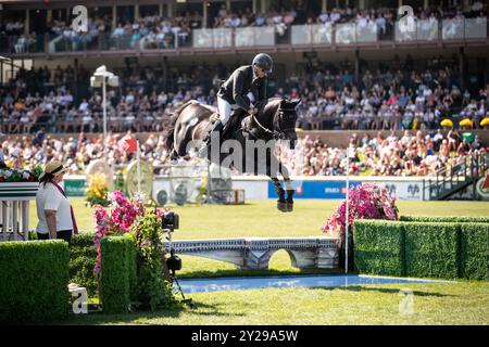 Calgary, Kanada - 8. September 2024. Kristaps Neretnieks aus Lettland und Riding Palladium KJV treten in der ersten Runde des 1,60 m langen CPKC International du an Stockfoto