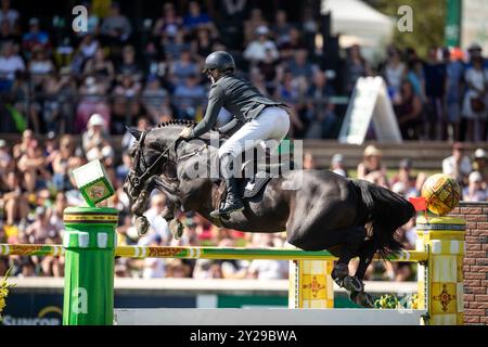 Calgary, Kanada - 8. September 2024. Kristaps Neretnieks aus Lettland und Riding Palladium KJV treten in der ersten Runde des 1,60 m langen CPKC International du an Stockfoto