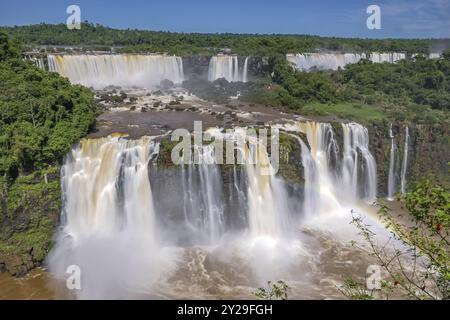 Blick auf die spektakulären Iguazu Wasserfälle mit Salto Tres Mosqueteros (drei Musketiere), Argentinien, Südamerika Stockfoto